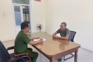 Đỗ Thanh Tùng (áo xám) tại cơ quan Công an. Ảnh: Công an cung cấp