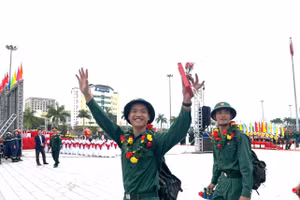 Thanh niên phường Hải Châu (Đà Nẵng) lên đường nhập ngũ. 
