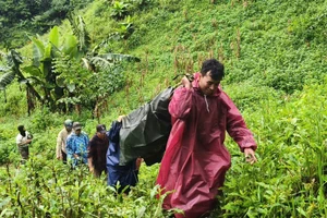 Công an và bộ đội Việt Nam vượt rừng đưa bệnh nhân người Lào về nhà. 
