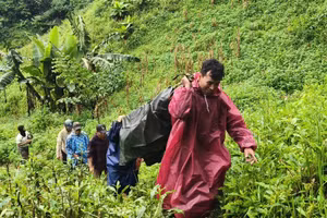 Công an và bộ đội Việt Nam vượt rừng đưa bệnh nhân người Lào về nhà. 