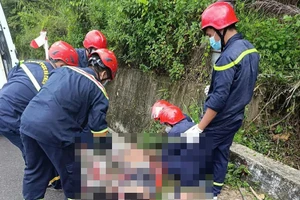 Lực lượng cứu hộ đưa thi thể nam du khách lên để bàn giao cho Công an. (Ảnh: CACC)