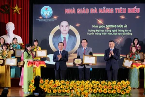 Lãnh đạo Thành ủy, UBND TP Đà Nẵng trao tặng giải thưởng “Nhà giáo Đà Nẵng tiêu biểu” cho các giáo viên. 