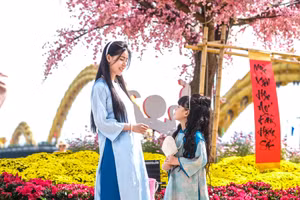 2 mẹ con cùng nhau check-in tại đường hoa Xuân Đà Nẵng.