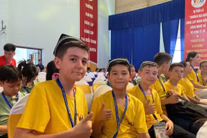 Đoàn học sinh đến từ Uzbekistan. 