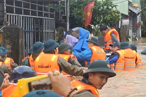 Đồn Biên phòng Hải Vân giúp Nhân dân phường Hòa Khánh di dời người, tài sản đến vị trí an toàn. 