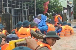 Đồn Biên phòng Hải Vân giúp Nhân dân phường Hòa Khánh di dời người, tài sản đến vị trí an toàn. 