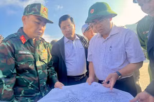 Ông Trần Anh Tuấn (bên phải), Phó Chủ tịch UBND TP Đà Nẵng kiểm tra tiến độ triển khai xây dựng Trường Phổ thông nội trú liên cấp xã Hùng Sơn. Ảnh: A Lăng Hương