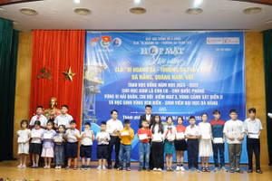 Đại diện lãnh đạo Quỹ học bổng Vừ A Dính trao học bổng cho học sinh, sinh viên ở Đà Nẵng.