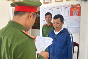 Công an thi hành các quyết định khởi tố vụ án, khởi tố bị can và lệnh tạm giam đối với Lê Tấn Gia. Ảnh: CACC