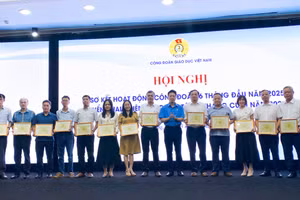 Ông Nguyễn Ngọc Ân - Chủ tịch Công đoàn Giáo dục Việt Nam trao chứng nhận Cơ quan, đơn vị đạt chuẩn văn hóa giai đoạn 2023-2025.