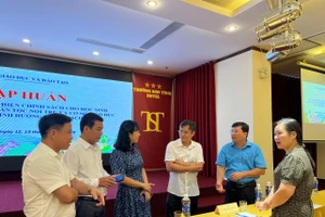 Các đại biểu trao đổi bên lề buổi tập huấn cùng trao đổi.