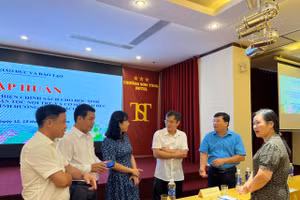 Các đại biểu trao đổi bên lề buổi tập huấn cùng trao đổi.