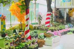 Những chiếc bàn bày đầy rau củ tươi trong phiên chợ nghĩa tình của Trường Mầm non 20-10. 