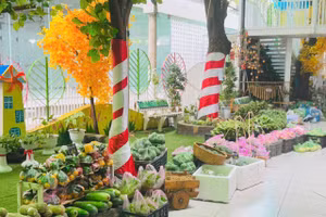 Những chiếc bàn bày đầy rau củ tươi trong phiên chợ nghĩa tình của Trường Mầm non 20-10. 