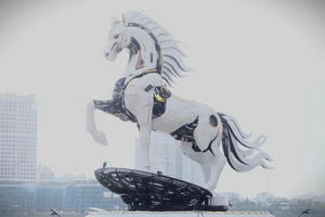 Linh vật mang tên “Kim Mã 4.0” tại khu vực bờ Tây cầu Rồng (TP Đà Nẵng).