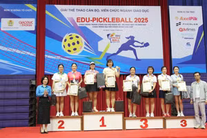 Bà Lê Thị Mai Oanh (ngoài cùng, bên trái) – Phó Chủ tịch Công đoàn Giáo dục Việt Nam trao giải cho các vận động viên.