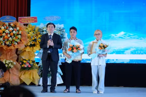 TS Phan Văn Huệ - Hiệu trưởng Trường Đại học Xây dựng miền Trung tặng giấy khen cho các sinh viên đã đạt thủ khoa đầu vào năm 2024.