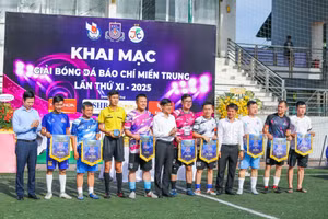 Ban tổ chức trao cờ cho các đội dự thi.