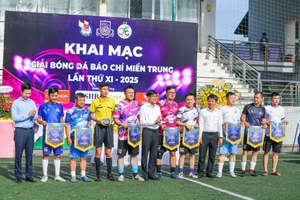 Ban tổ chức trao cờ cho các đội dự thi.