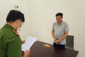 Công an tống đạt quyết định khởi tố vụ án, khởi tố bị can và lệnh bắt tạm giam đối với Lập. Ảnh: CACC. 