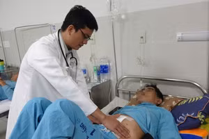 Các bác sĩ thăm khám ông T. sau khi phẫu thuật. 