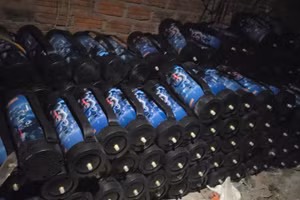 Lực lượng chức năng thu giữ các bình khí cười. (Ảnh: CACC)