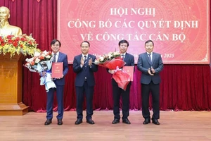 Ông Bùi Hồng Trung (thứ 2, phải qua) giữ chức Bí thư Huyện ủy Hòa Vang nhiệm kỳ 2020 - 2025.