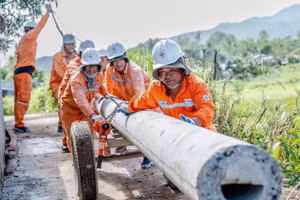 Công nhân khắc phục sự cố, sớm cung cấp điện cho người dân sau bão số 13.