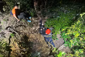 Lực lượng chức năng cứu 2 du khách gặp nạn. 