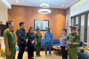 Công an tống đạt quyết định khởi tố vụ án, khởi tố bị can và ra Lệnh bắt tạm giam 4 tháng đối với bị can Huỳnh Thị Thanh H. (Ảnh: CACC)