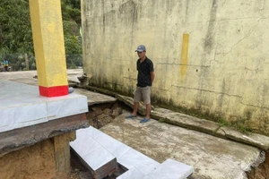 Điểm trường bị sụt lún và có dấu hiệu sạt lở. Ảnh: Nguyễn Trần Vỹ. 