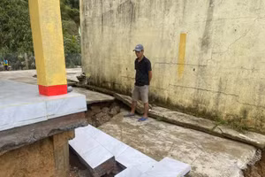 Điểm trường bị sụt lún và có dấu hiệu sạt lở. Ảnh: Nguyễn Trần Vỹ. 