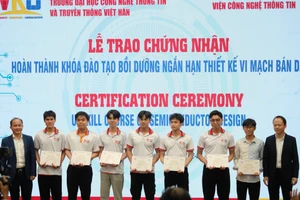 Sinh viên nhận Chứng nhận hoàn thành khóa đào tạo bồi dưỡng ngắn hạn Thiết kế vi mạch bán dẫn (khóa đầu tiên). 