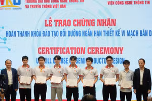 Sinh viên nhận Chứng nhận hoàn thành khóa đào tạo bồi dưỡng ngắn hạn Thiết kế vi mạch bán dẫn (khóa đầu tiên). 
