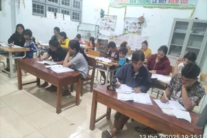 Lớp học xóa mù chữ tại thôn Đăk Lúp thuộc điểm Trường Phổ thông dân tộc bán trú Tiểu học Đắk Nên.