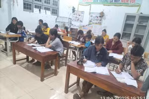 Lớp học xóa mù chữ tại thôn Đăk Lúp thuộc điểm Trường Phổ thông dân tộc bán trú Tiểu học Đắk Nên.