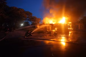 Lực lượng chữa cháy phun nước dập lửa. 