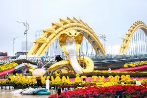 Linh vật rắn tại đường hoa Xuân Đà Nẵng.