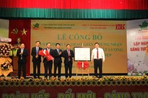 Đại diện Công ty cổ phần Kiểm định và tư vấn giáo dục Việt Nam trao giấy chứng nhận đạt tiêu chuẩn kiểm định chất lượng cơ sở giáo dục nghề nghiệp cho Trường Cao đẳng Đà Nẵng.