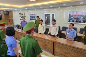 Công an tống đạt quyết định khởi tố vụ án, khởi tố bị can.