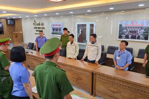 Công an tống đạt quyết định khởi tố vụ án, khởi tố bị can. 