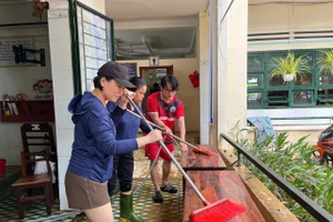 Giáo viên Trường Tiểu học Lâm Quang Thự (xã Hòa Vang, TP Đà Nẵng) vệ sinh bàn ghế học sinh.