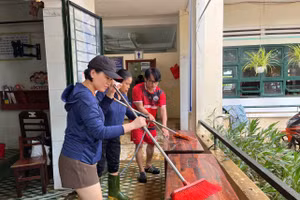 Giáo viên Trường Tiểu học Lâm Quang Thự (xã Hòa Vang, TP Đà Nẵng) vệ sinh bàn ghế học sinh. 