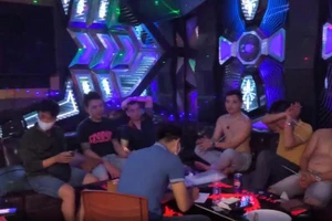 Lực lượng Công an kiểm tra và phát hiện nhóm nam nữ đang sử dụng ma túy trong quán karaoke. Ảnh: CACC