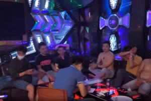 Lực lượng Công an kiểm tra và phát hiện nhóm nam nữ đang sử dụng ma túy trong quán karaoke. Ảnh: CACC