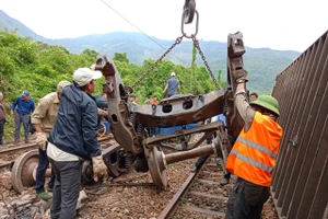 Lực lượng chức năng khắc phục sự cố tàu hỏa bị trật bánh.