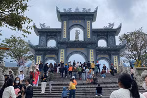 Du khách tham quan Đà Nẵng. 