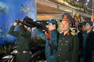 Lực lượng chức năng tại Đà Nẵng kiểm tra, xử lý flycam bay trái phép. Ảnh: Ban Chỉ huy Quân sự TP Đà Nẵng.