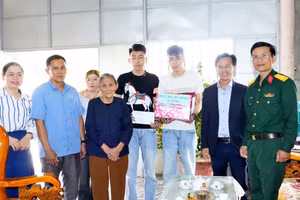 Lãnh đạo UBND xã Vạn Tường cùng đoàn công tác gặp gỡ, động viên Mạnh và Cường khi có lệnh gọi nhập ngũ.