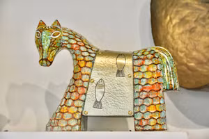 Tuyệt tác ngựa Bính Ngọ được làm từ củi lũ.